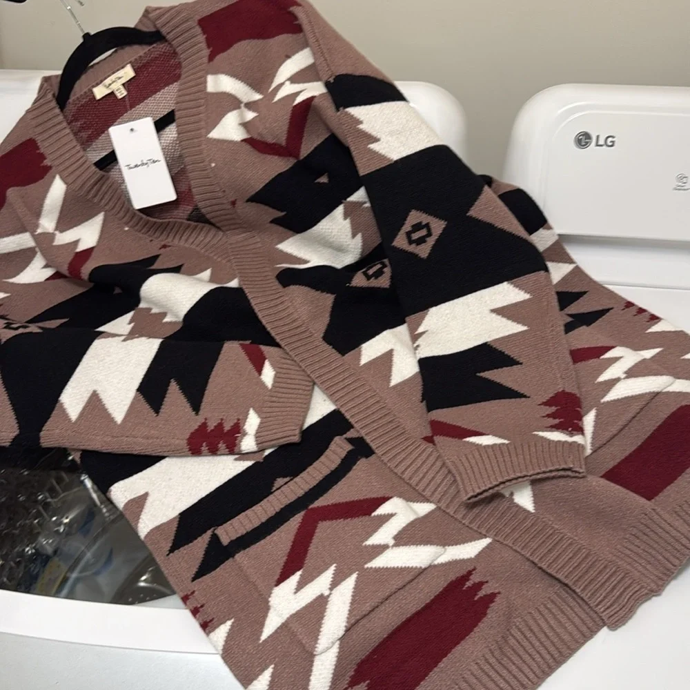 Cardigan Aztec print NWT medium large quality well made oh so yummy